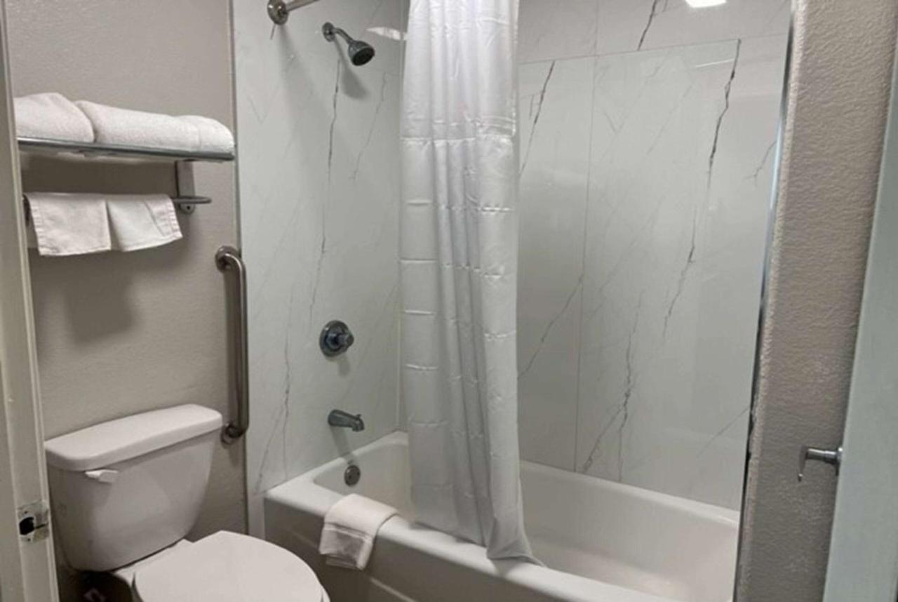 Hotel Super 8 By Wyndham Mont Belvieu - Baytown East Esterno foto