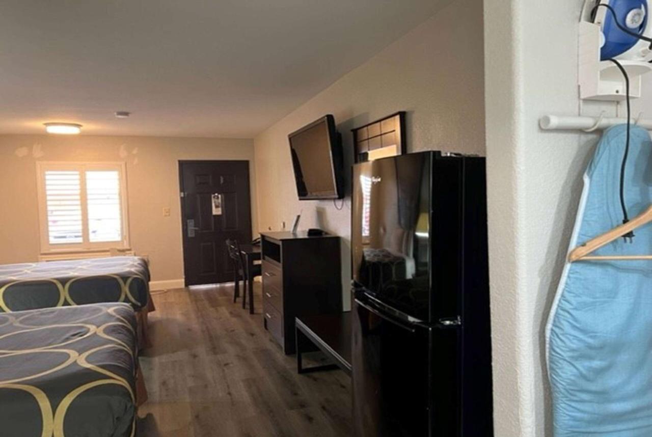 Hotel Super 8 By Wyndham Mont Belvieu - Baytown East Esterno foto