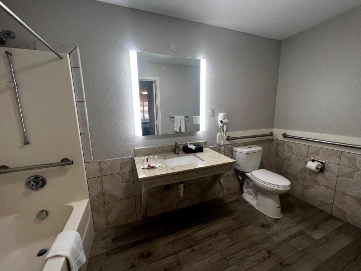 Hotel Super 8 By Wyndham Mont Belvieu - Baytown East Esterno foto