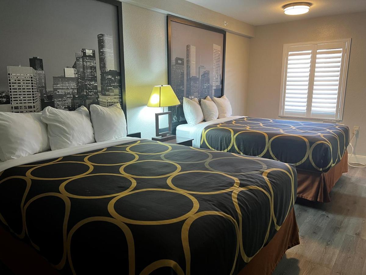 Hotel Super 8 By Wyndham Mont Belvieu - Baytown East Esterno foto