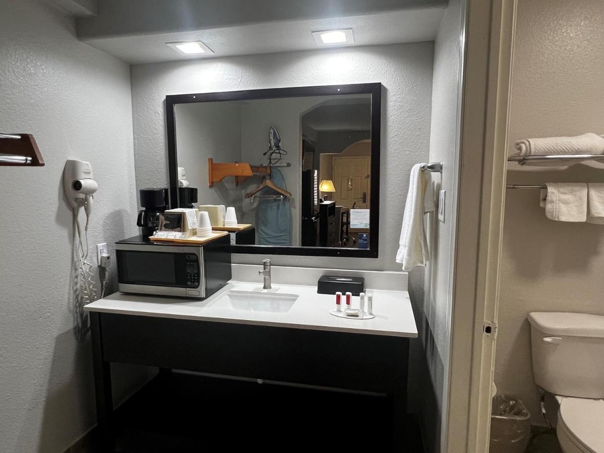 Hotel Super 8 By Wyndham Mont Belvieu - Baytown East Esterno foto